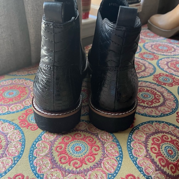 Soft walk blk sz 9.5 Rubber sole pull on bootie NEW - Picture 4 of 9